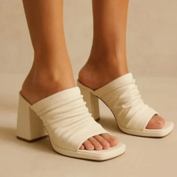 NWT Kenneth Cole New York Womens Anika Block Heels Slip On Sandals White Size 10 - Picture 1 of 4